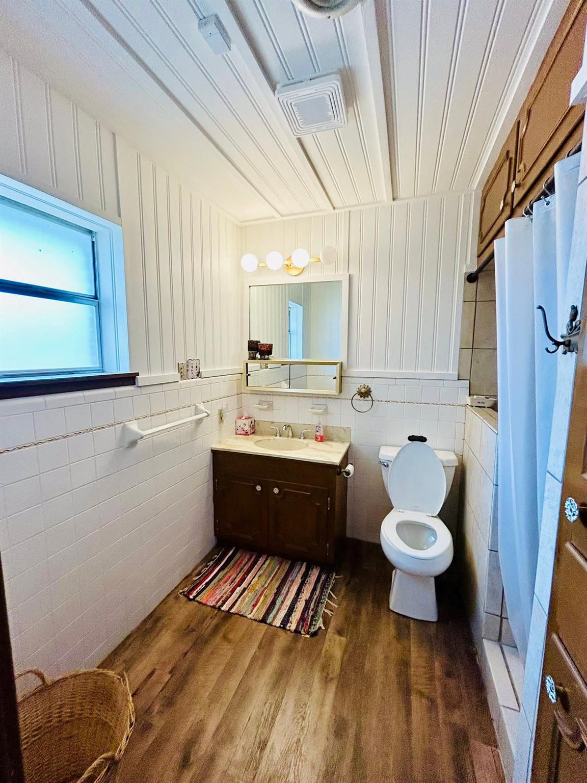 1040 Hwy 80 E, Nixon, TX 78140