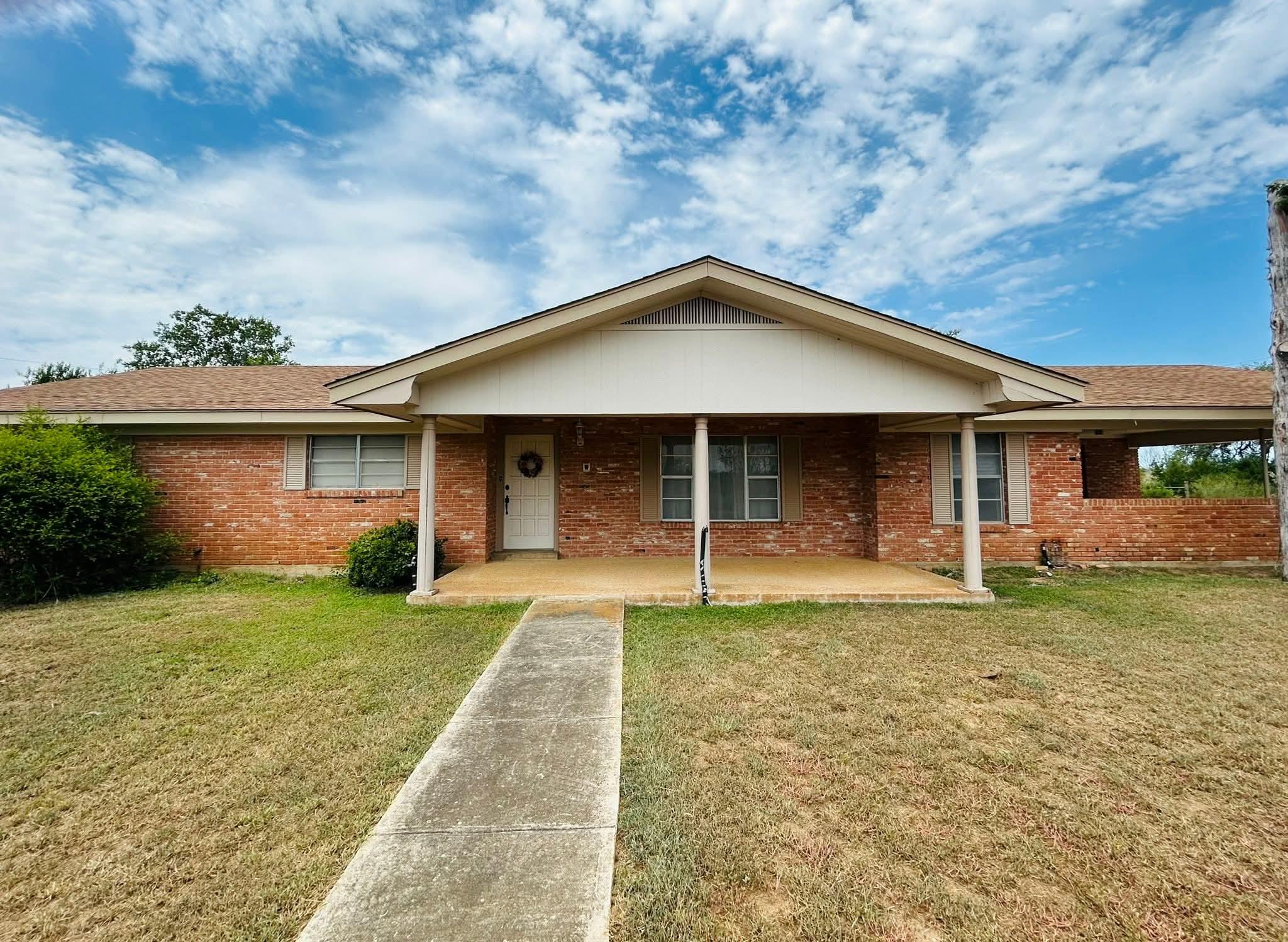 1040 Hwy 80 E, Nixon, TX 78140