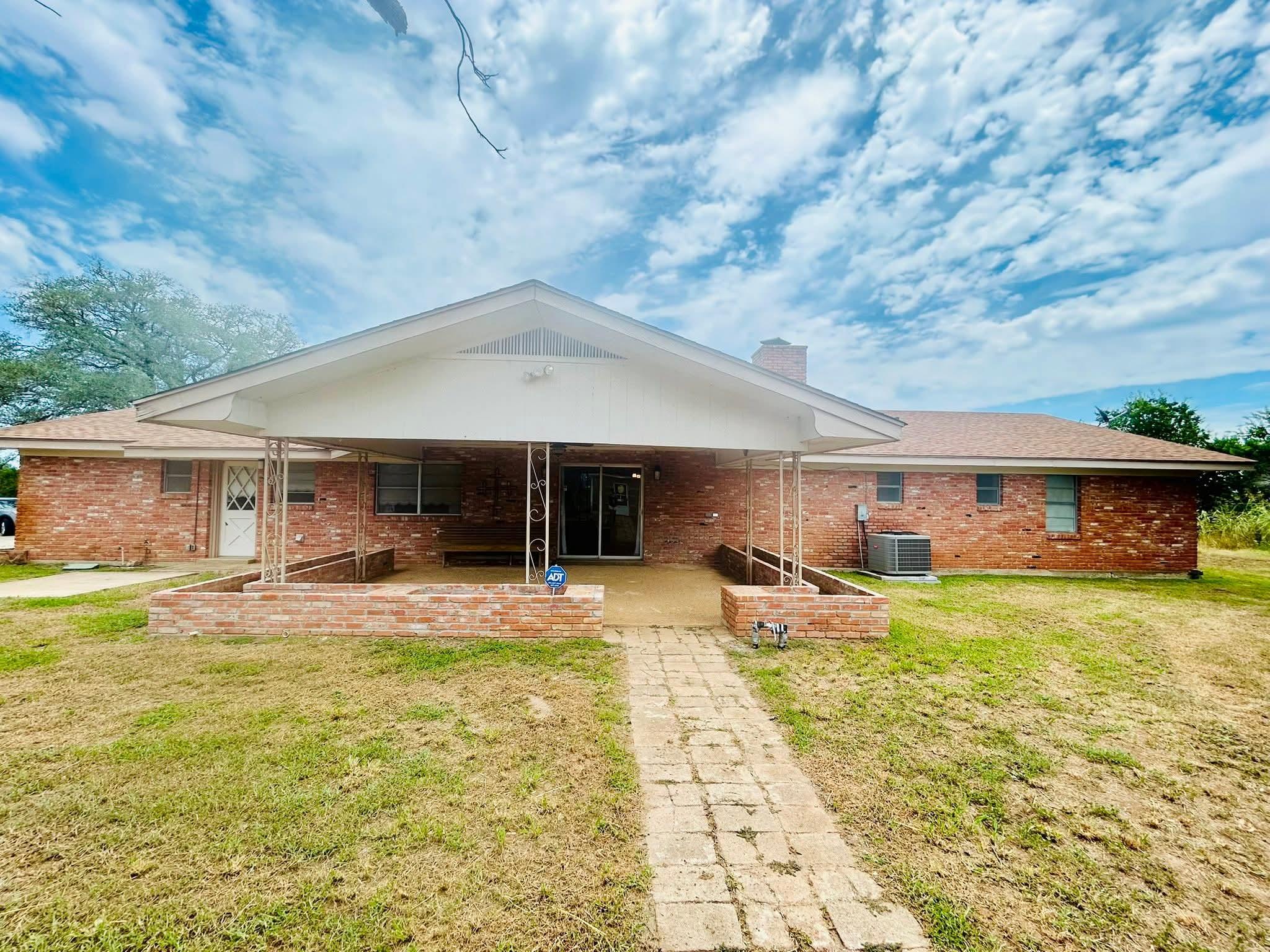 1040 Hwy 80 E, Nixon, TX 78140