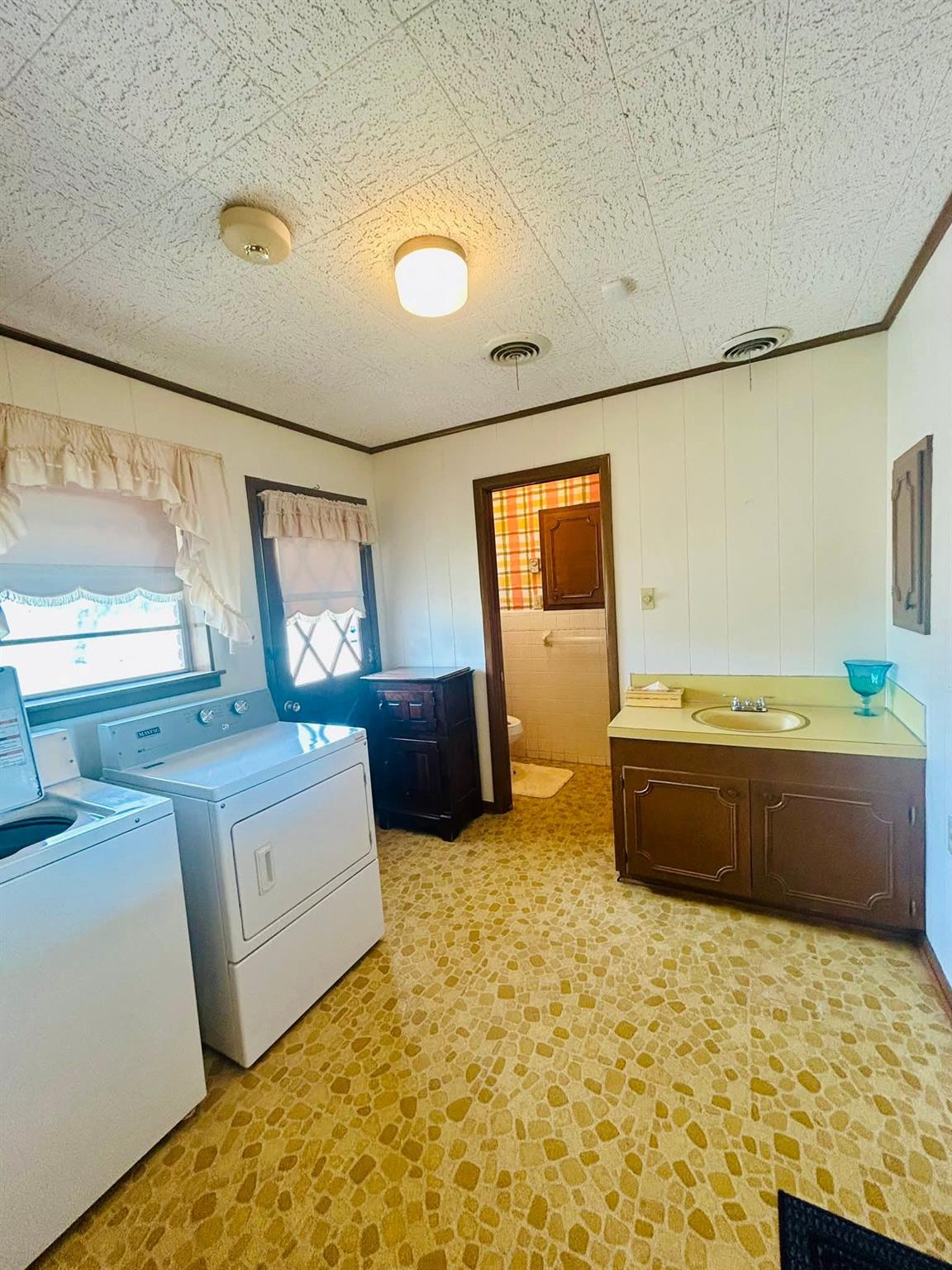 1040 Hwy 80 E, Nixon, TX 78140