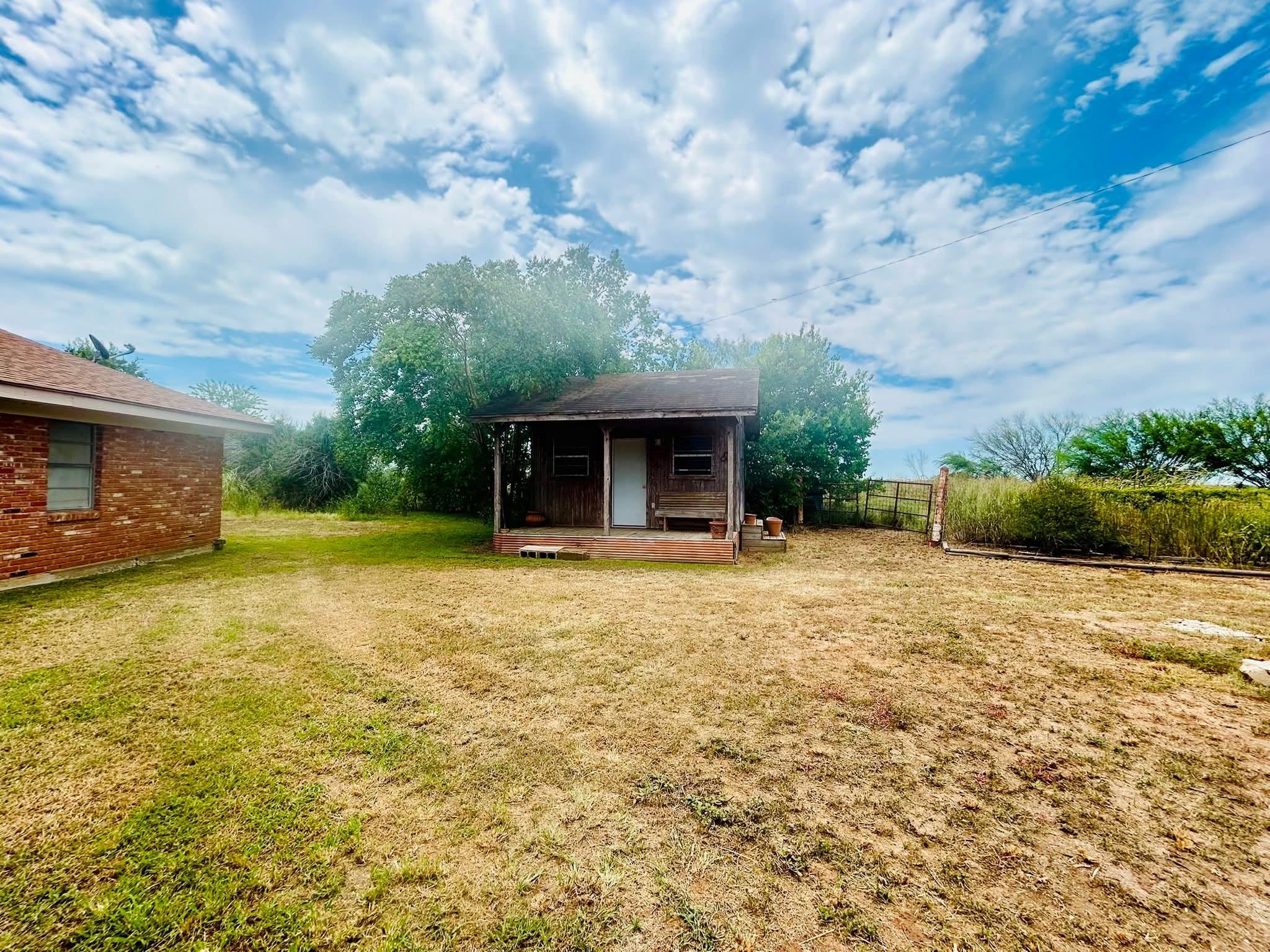 1040 Hwy 80 E, Nixon, TX 78140