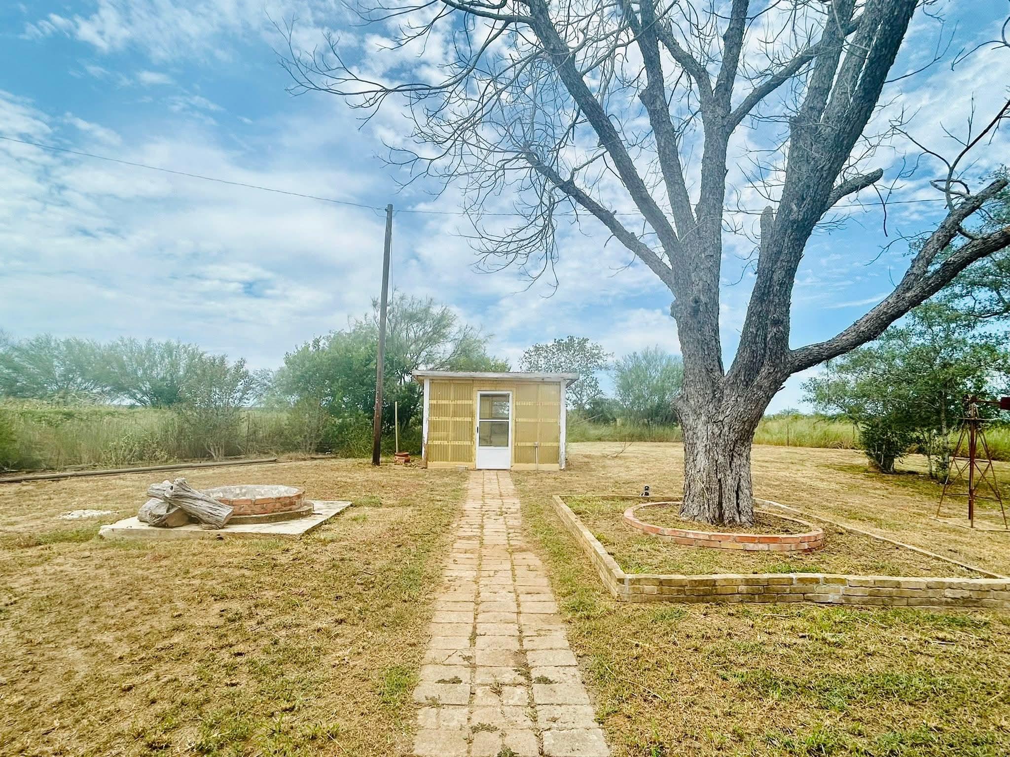 1040 Hwy 80 E, Nixon, TX 78140