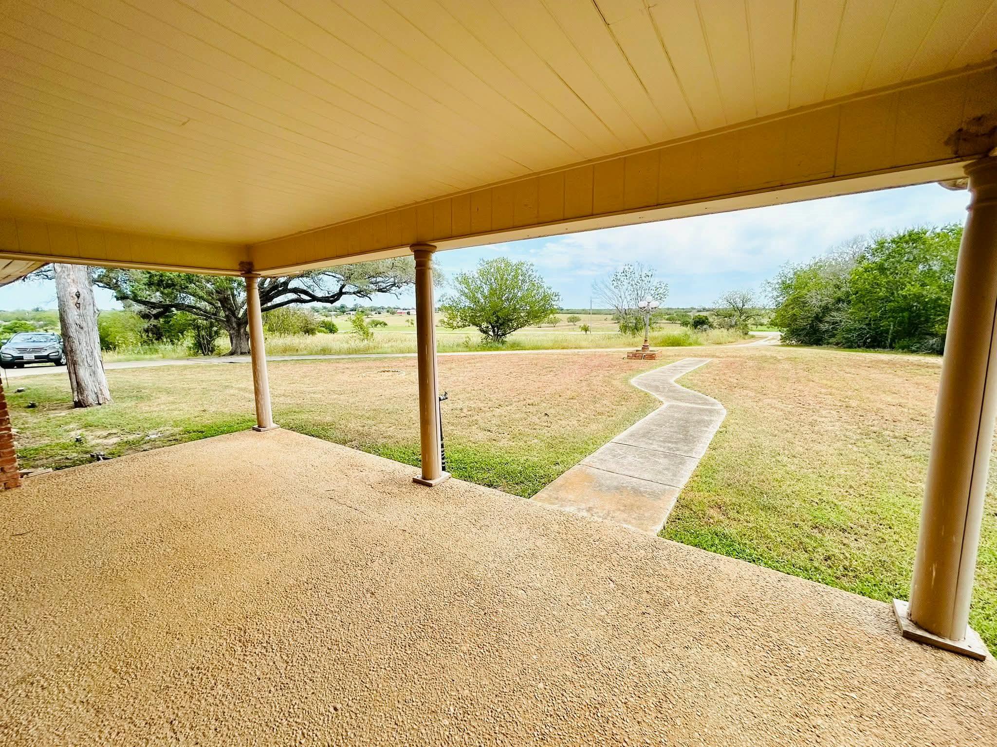 1040 Hwy 80 E, Nixon, TX 78140