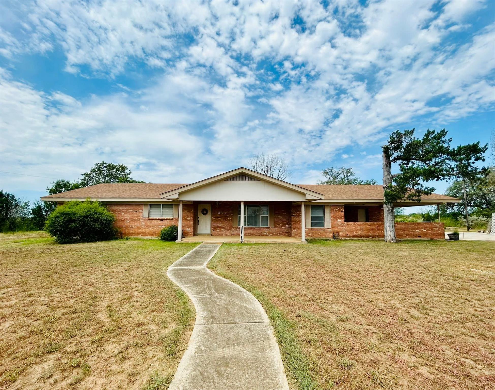 1040 Hwy 80 E, Nixon, TX 78140