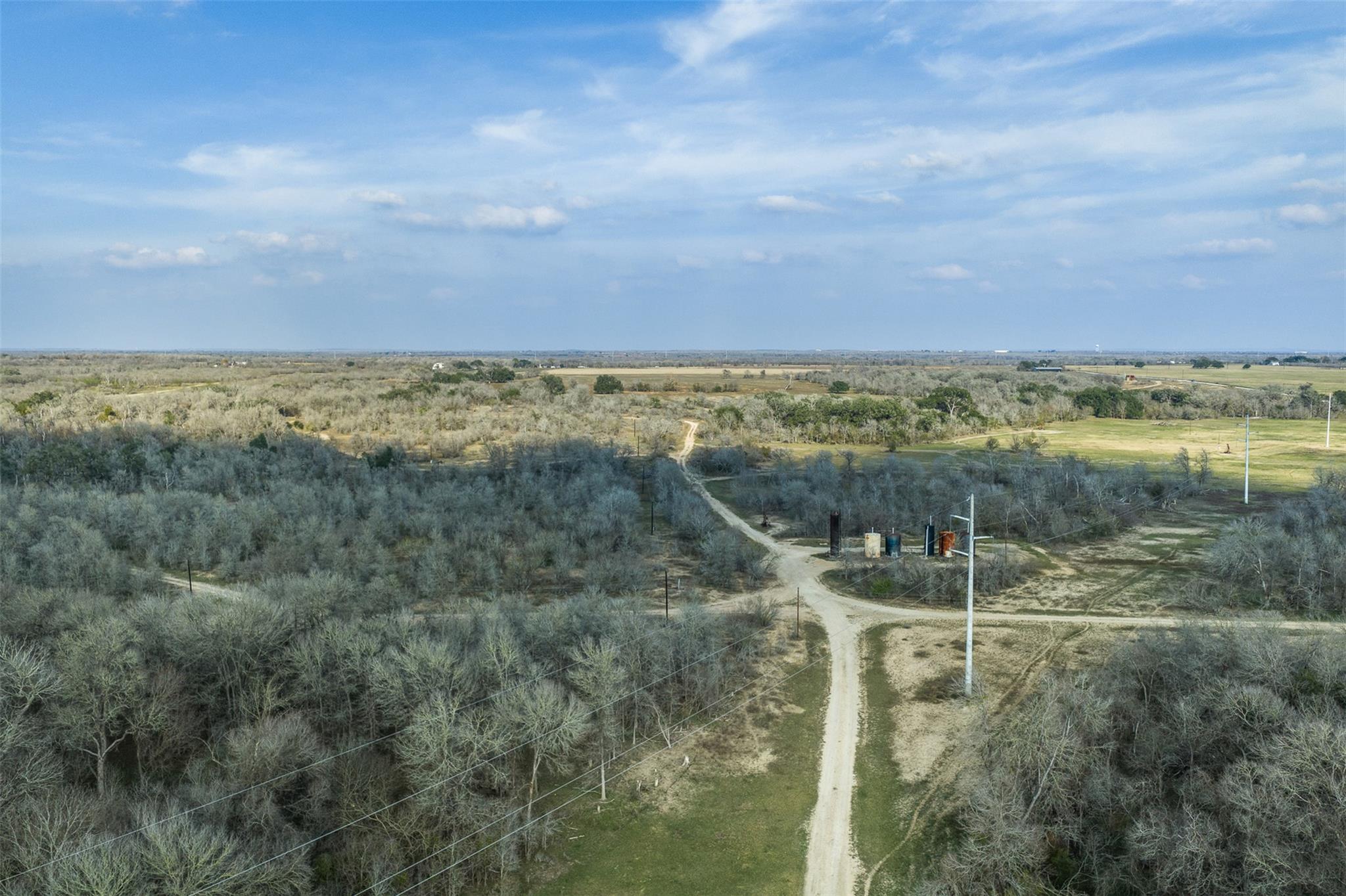 1144 Treetop Ln, Luling, TX 78648