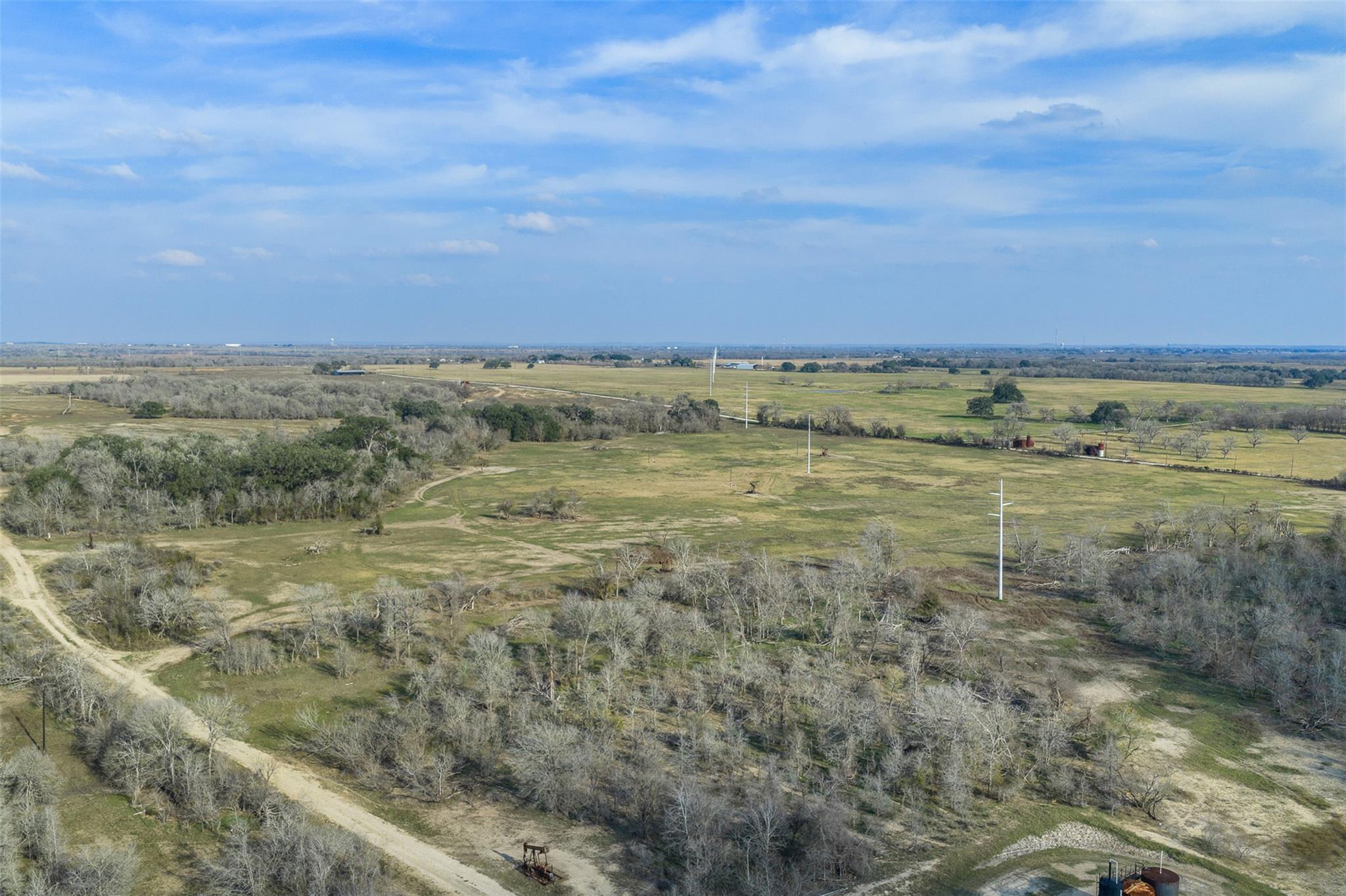 1144 Treetop Ln, Luling, TX 78648