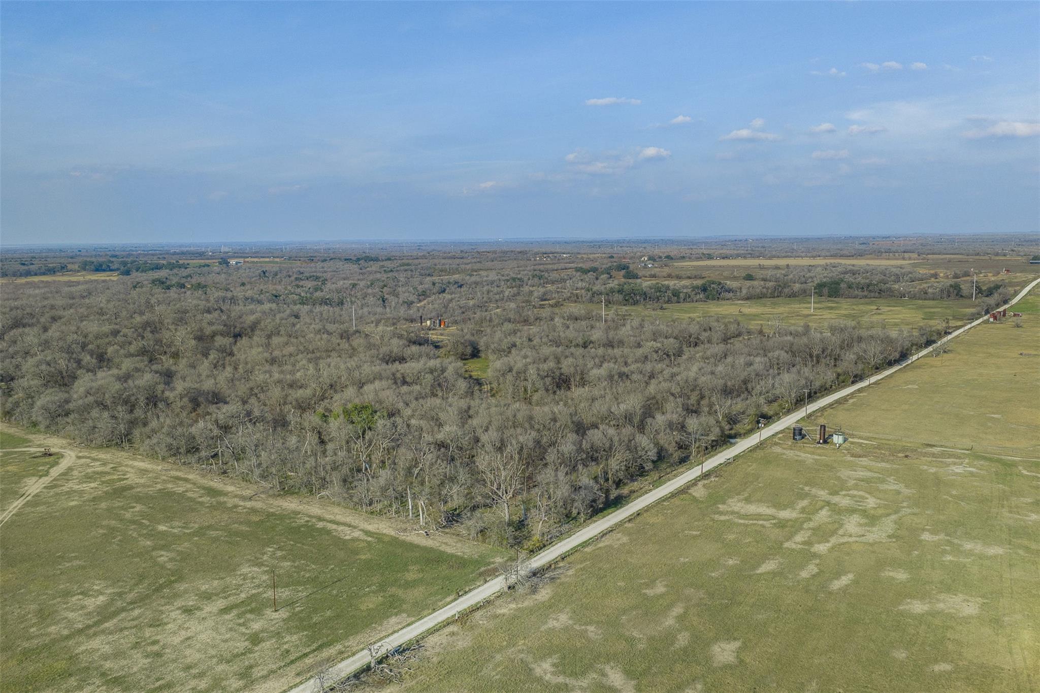 1144 Treetop Ln, Luling, TX 78648