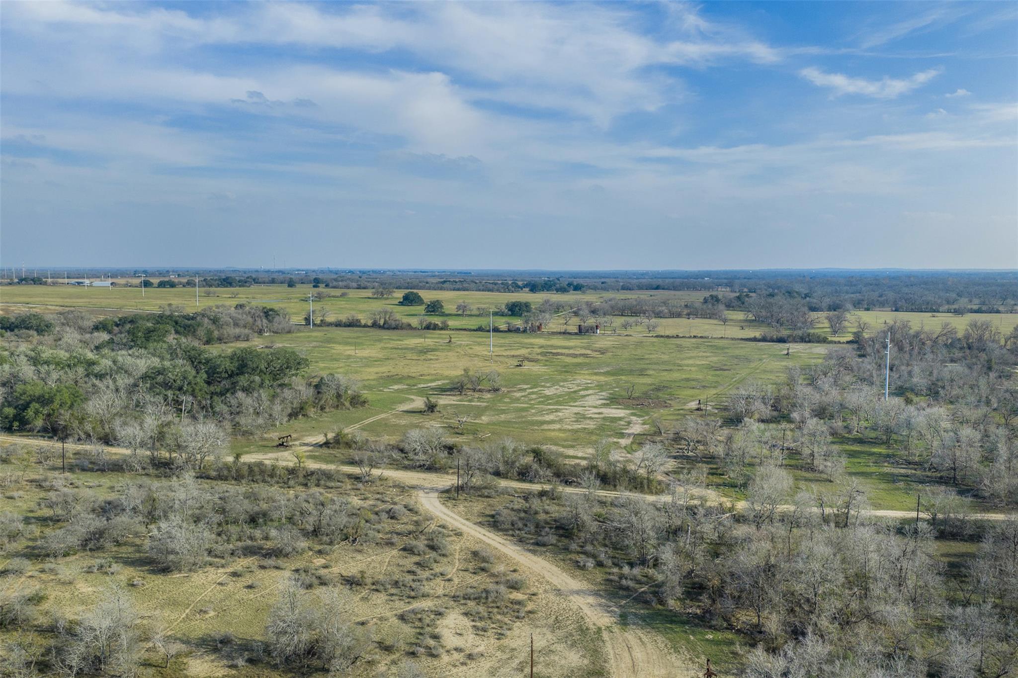 1144 Treetop Ln, Luling, TX 78648
