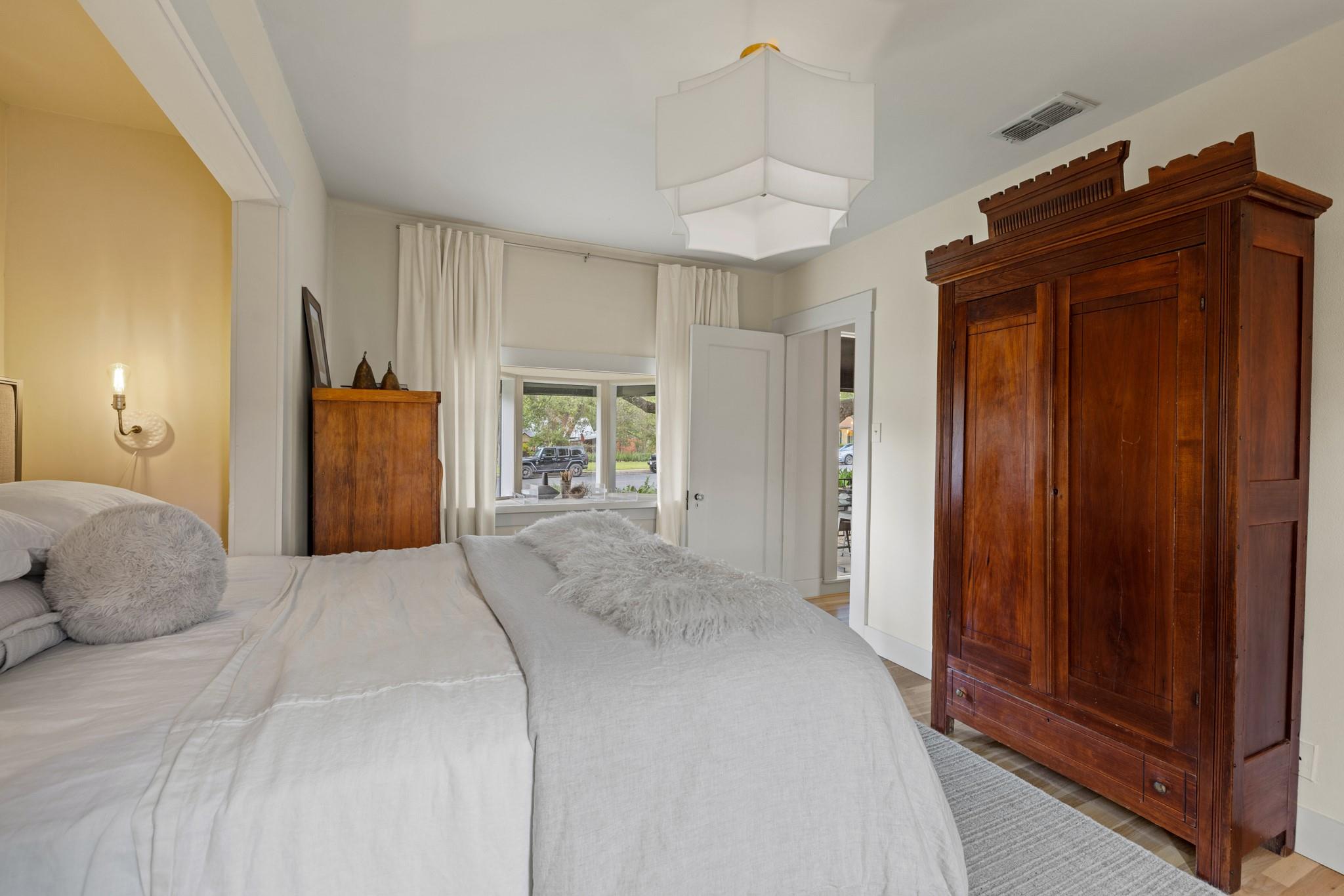 103 N Cherry St, Fredericksburg, TX 78624