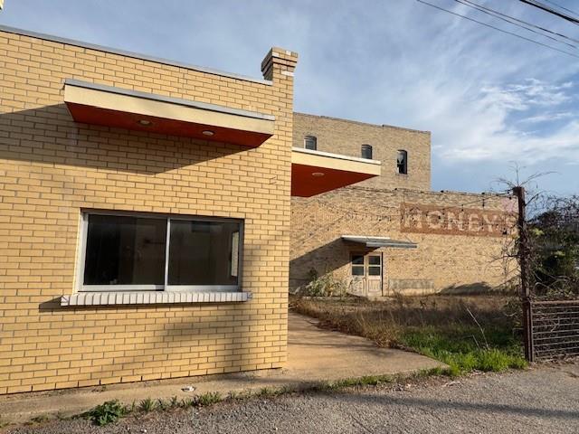 109 NE 2nd St, Smithville, TX 78957