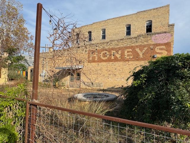 109 NE 2nd St, Smithville, TX 78957