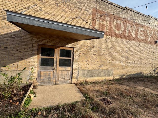 109 NE 2nd St, Smithville, TX 78957