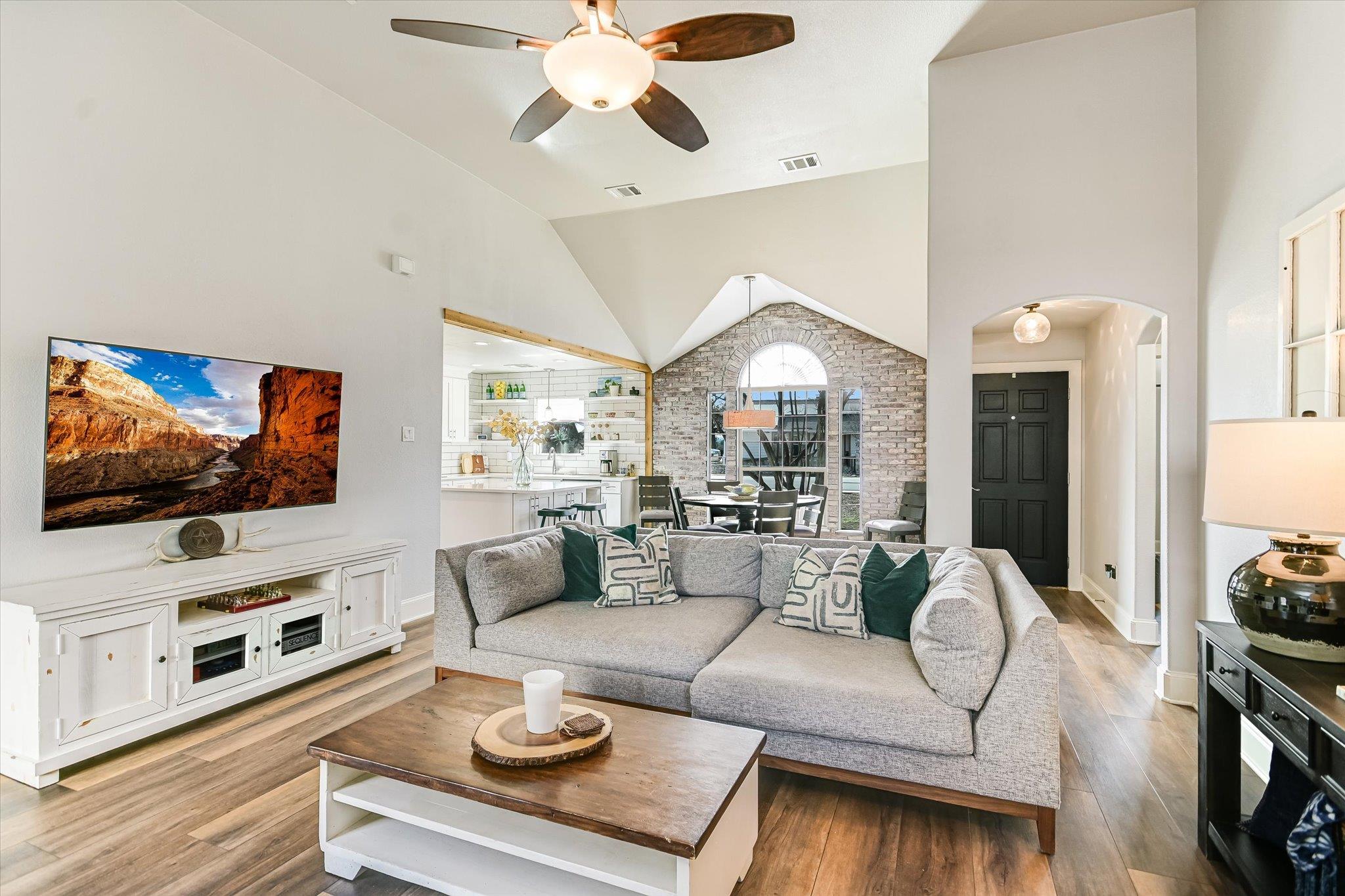 18516 Champions Cir, Lago Vista, TX 78645