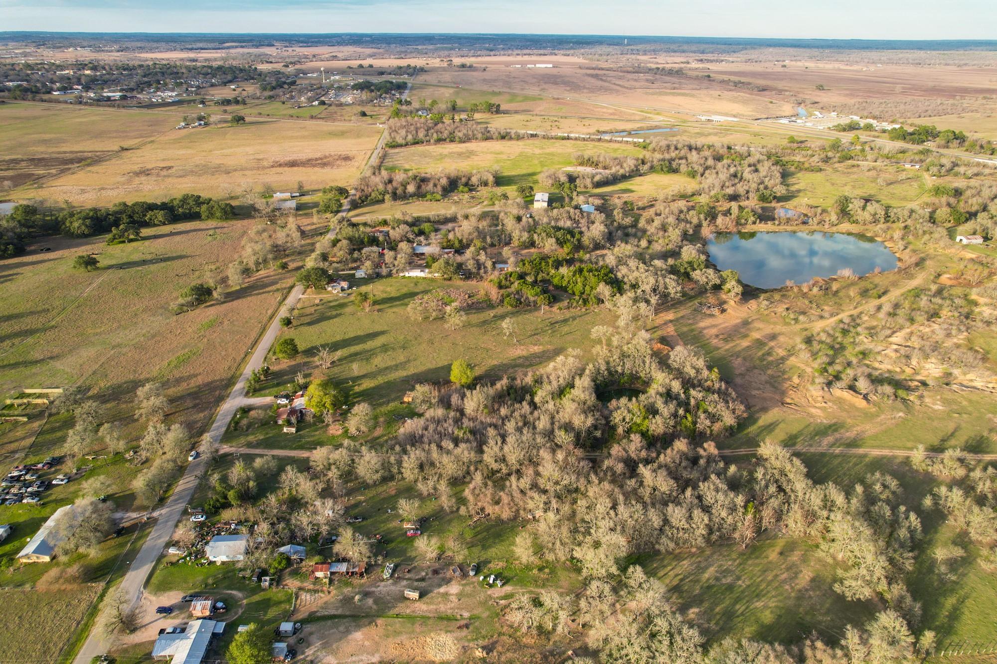 269 Old Lake Rd, Smithville, TX 78957