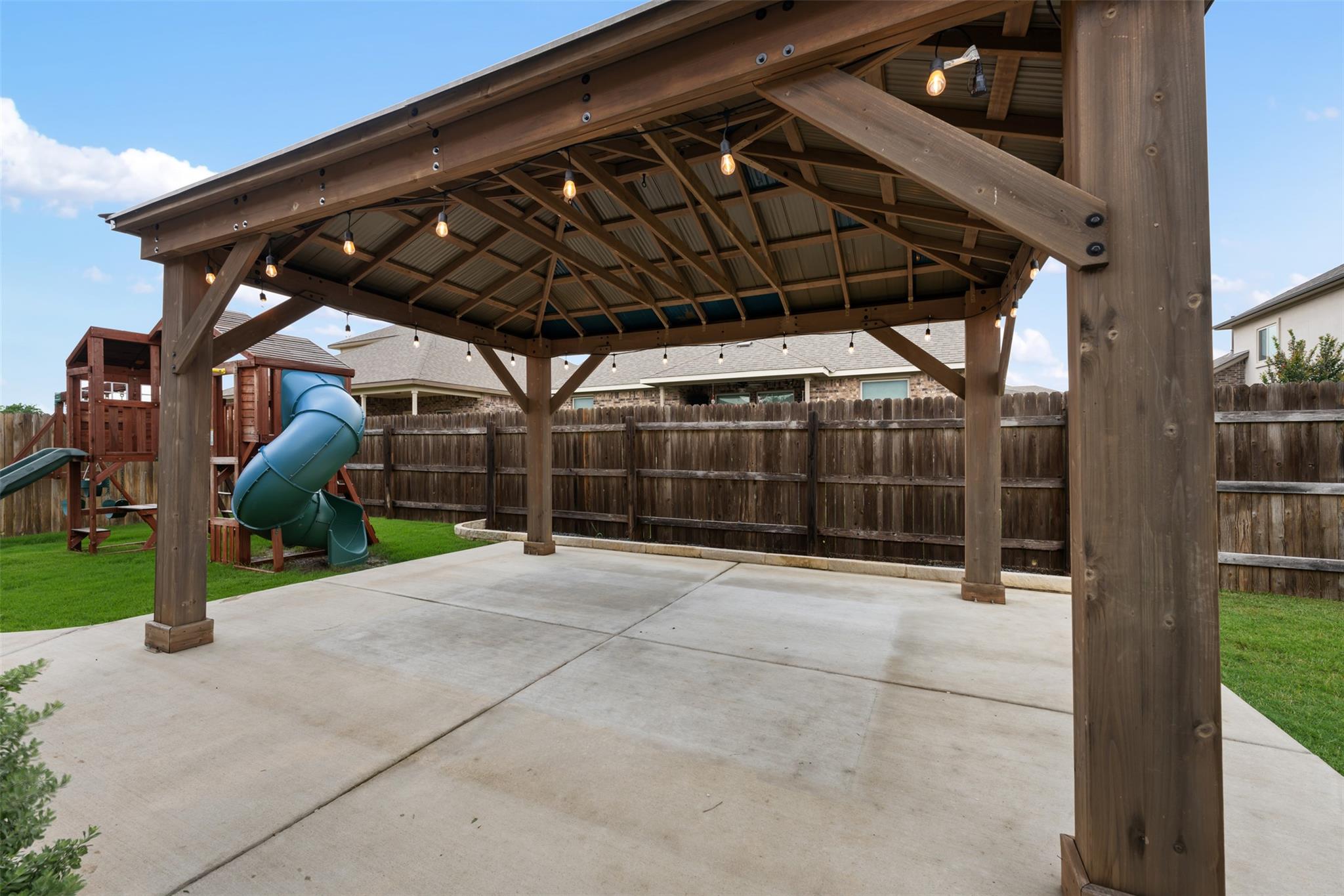 533 Flag Ln, Leander, TX 78641