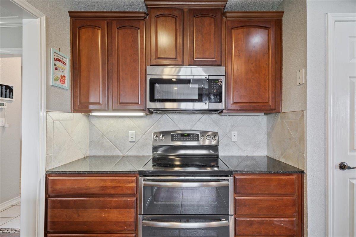 8600 Five Wells Rd, Rogers, TX 76569