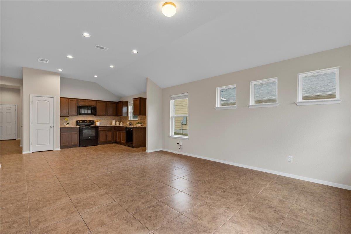 123 Saranac Dr, Elgin, TX 78621