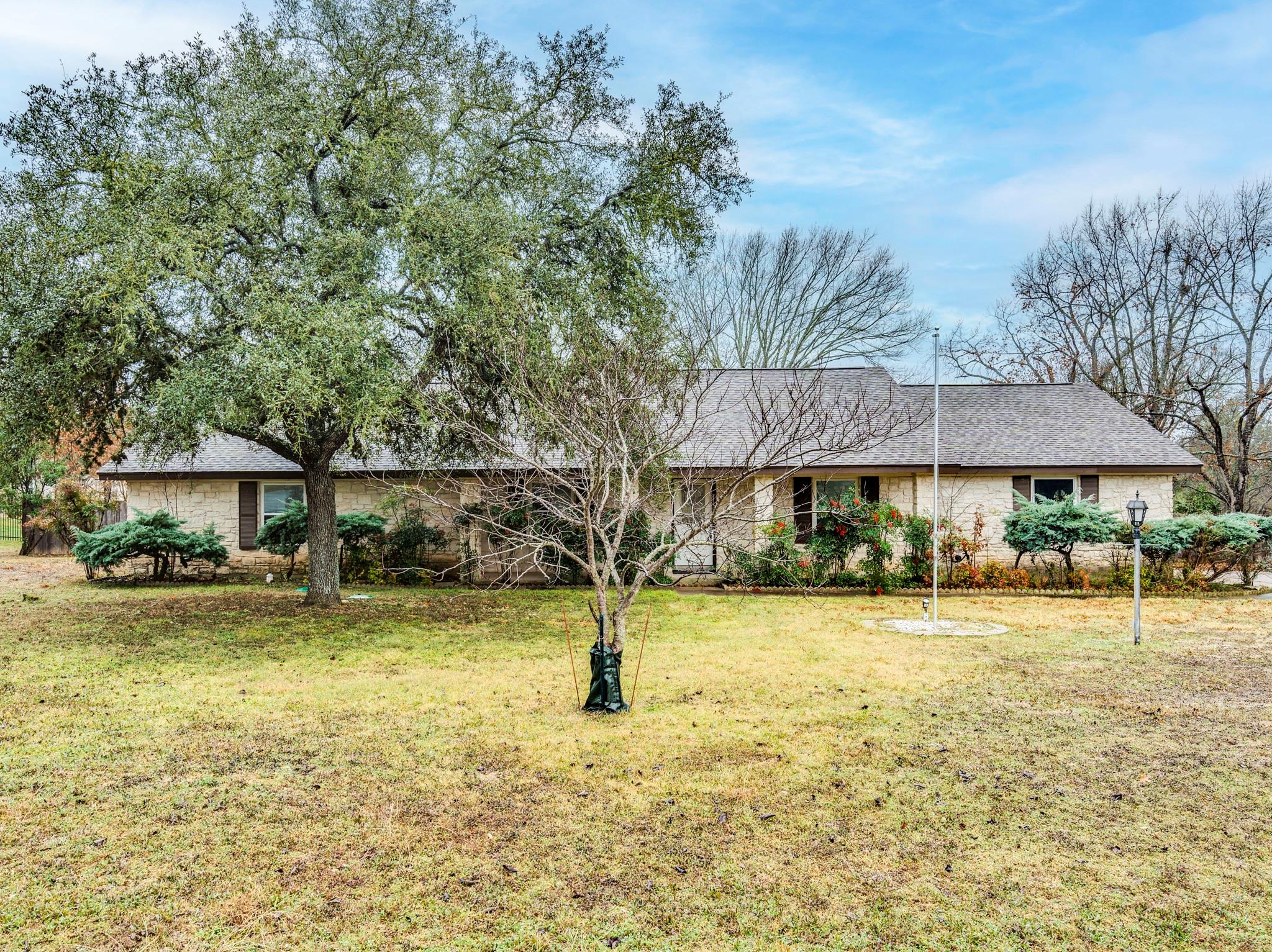 317 Cedar Dr, Mountain City, TX 78610