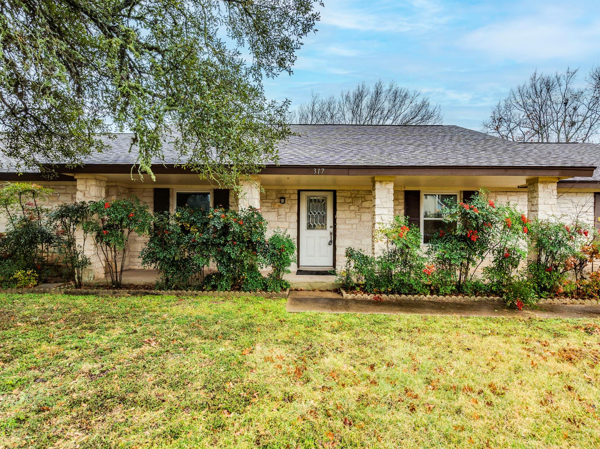 317 Cedar Dr, Mountain City, TX 78610