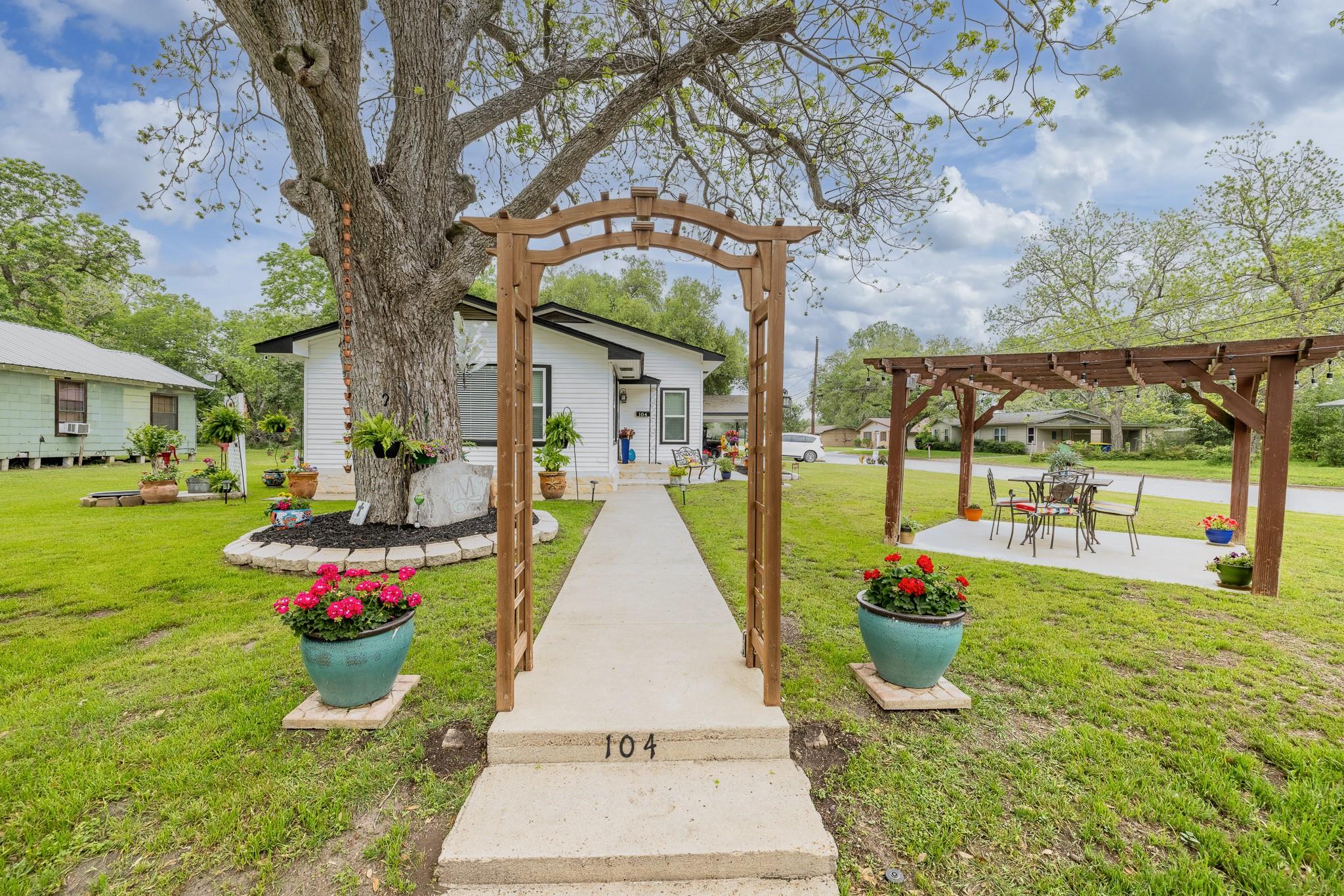 104 N Bright St, Gonzales, TX 78629