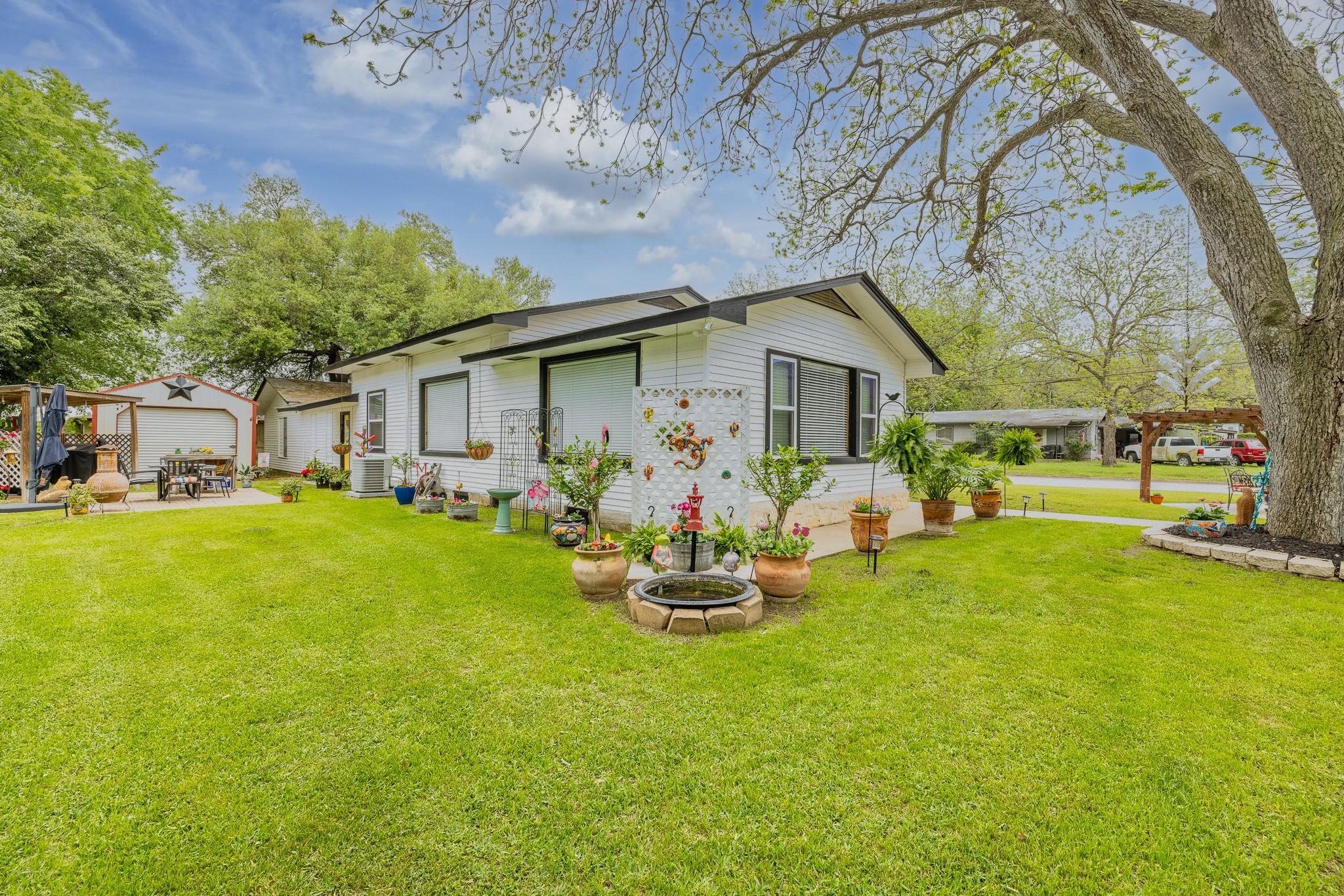 104 N Bright St, Gonzales, TX 78629