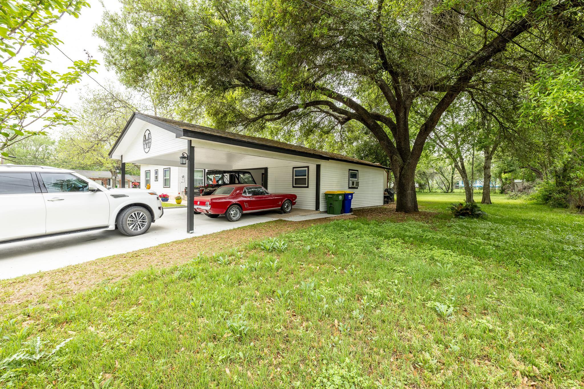 104 N Bright St, Gonzales, TX 78629