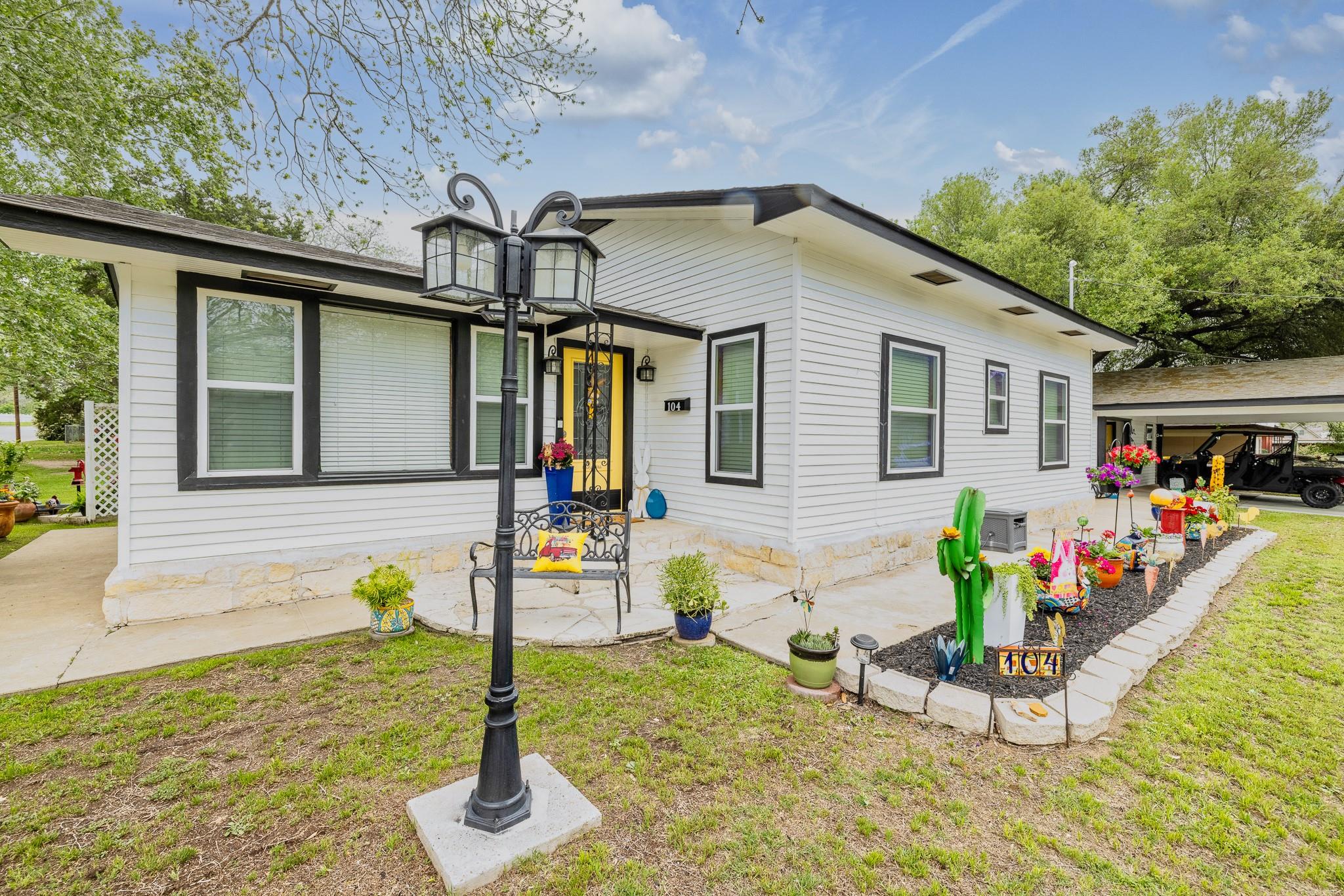 104 N Bright St, Gonzales, TX 78629