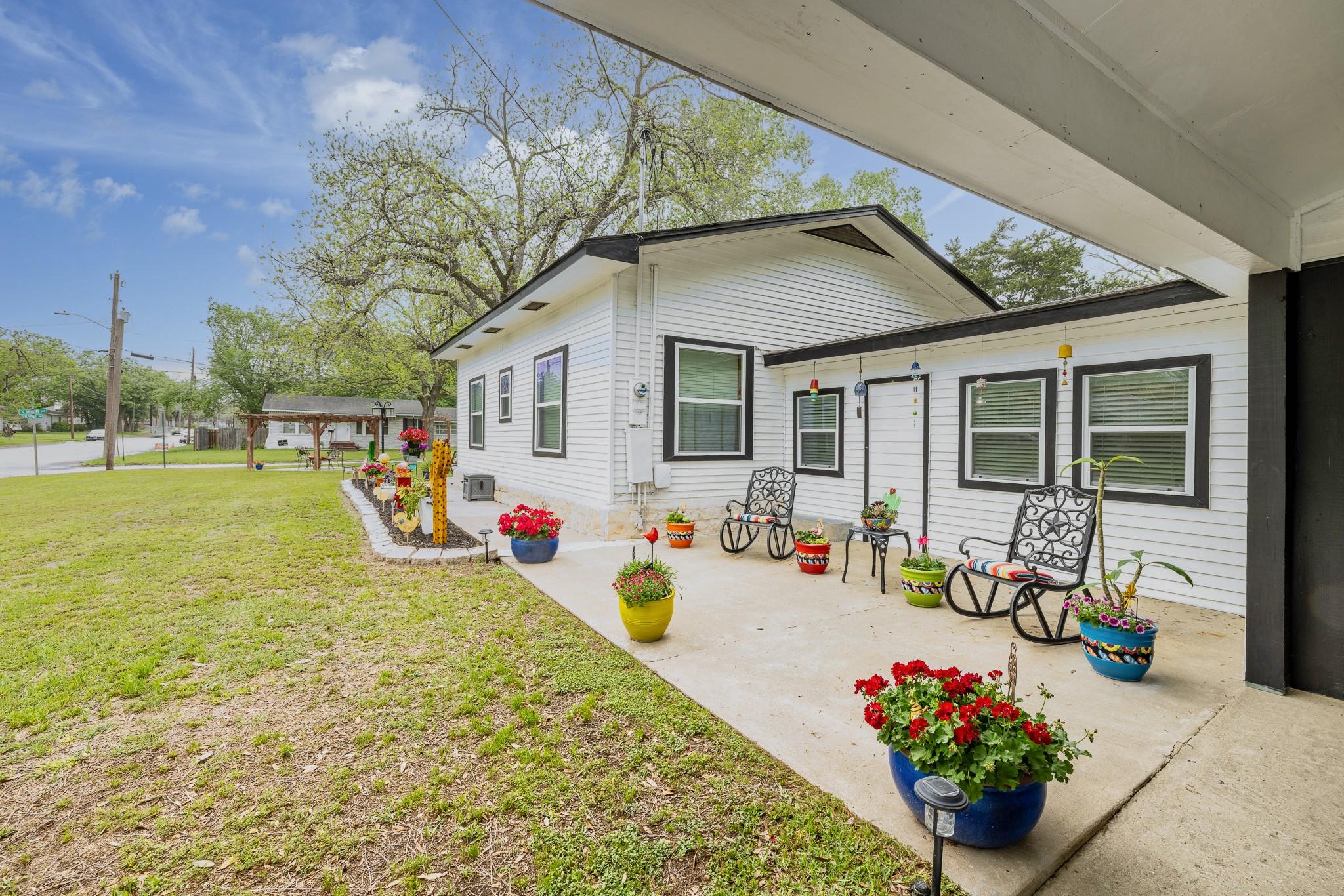 104 N Bright St, Gonzales, TX 78629