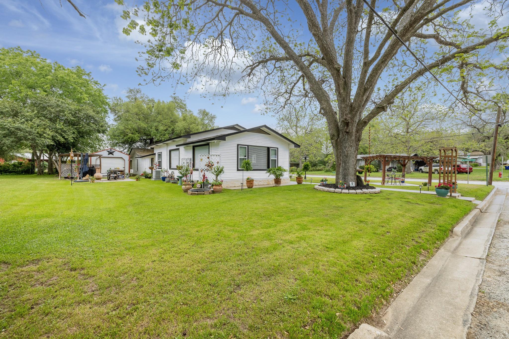 104 N Bright St, Gonzales, TX 78629
