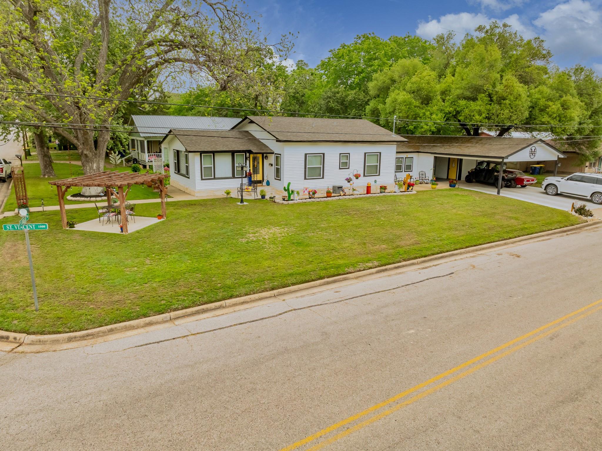 104 N Bright St, Gonzales, TX 78629