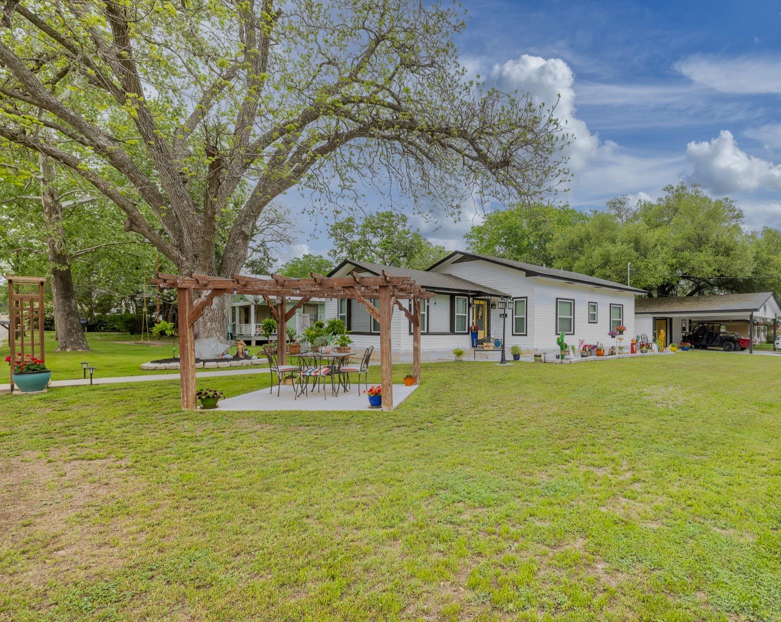 104 N Bright St, Gonzales, TX 78629