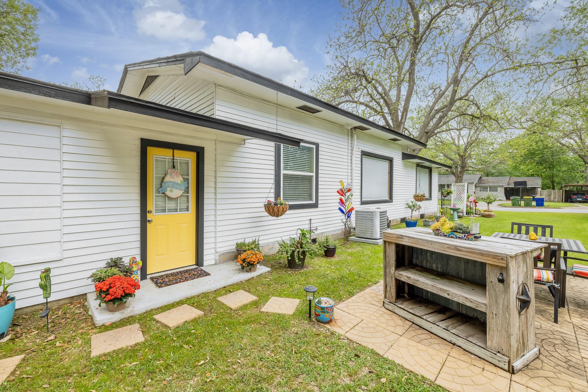 104 N Bright St, Gonzales, TX 78629