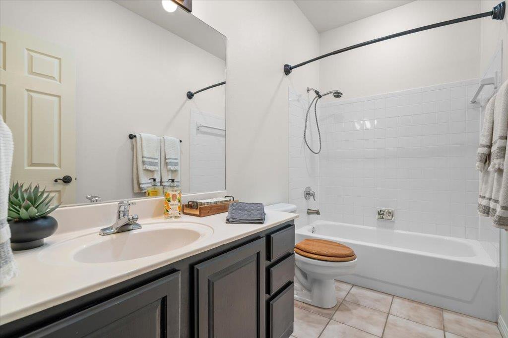 22000 Moffat Dr, Spicewood, TX 78669