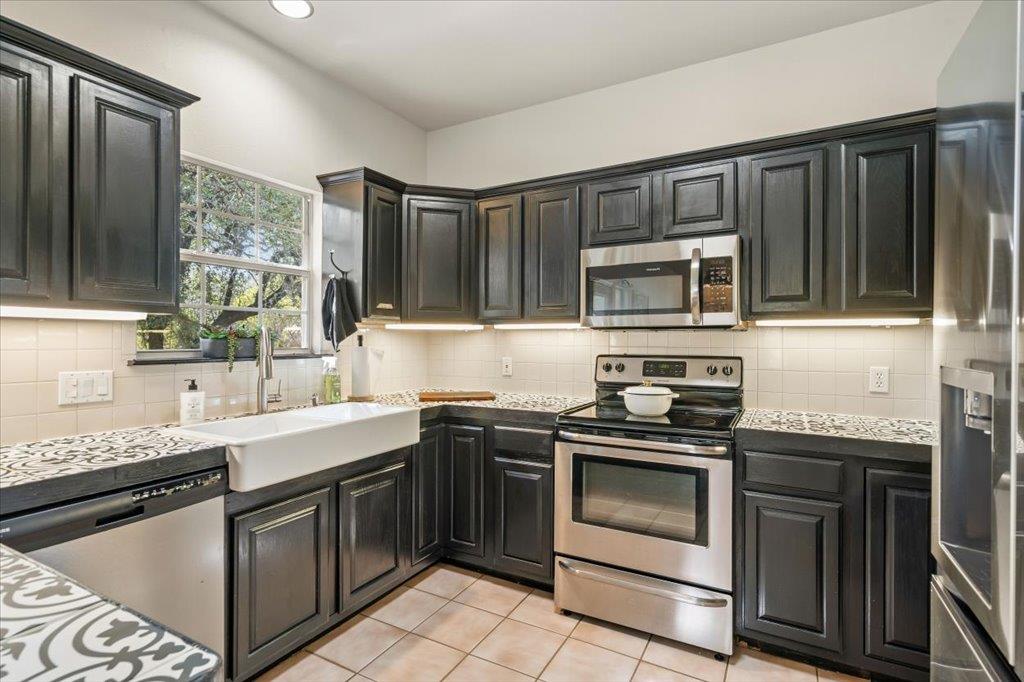 22000 Moffat Dr, Spicewood, TX 78669