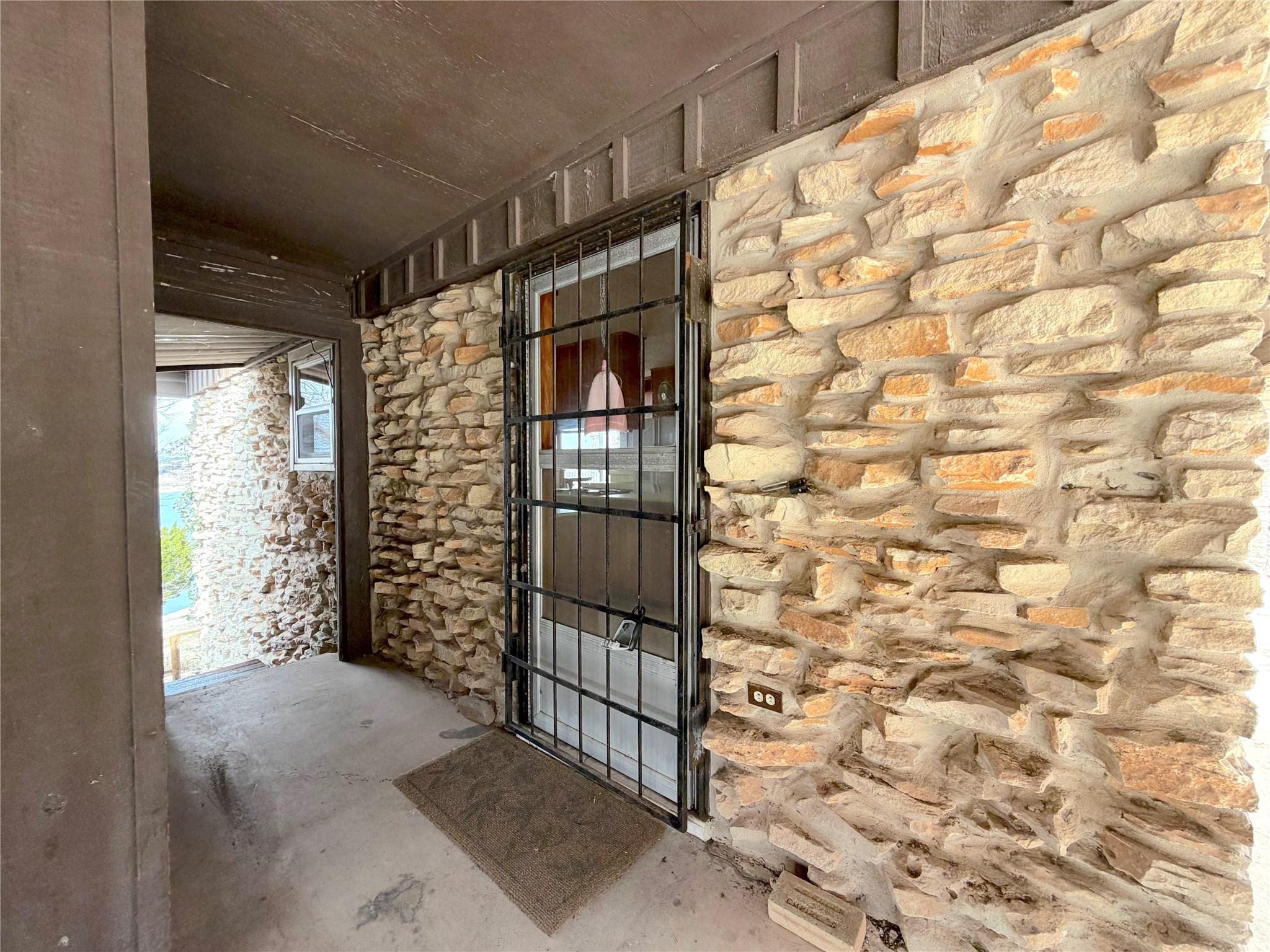 937 Hillcrest Frst, Canyon Lake, TX 78133