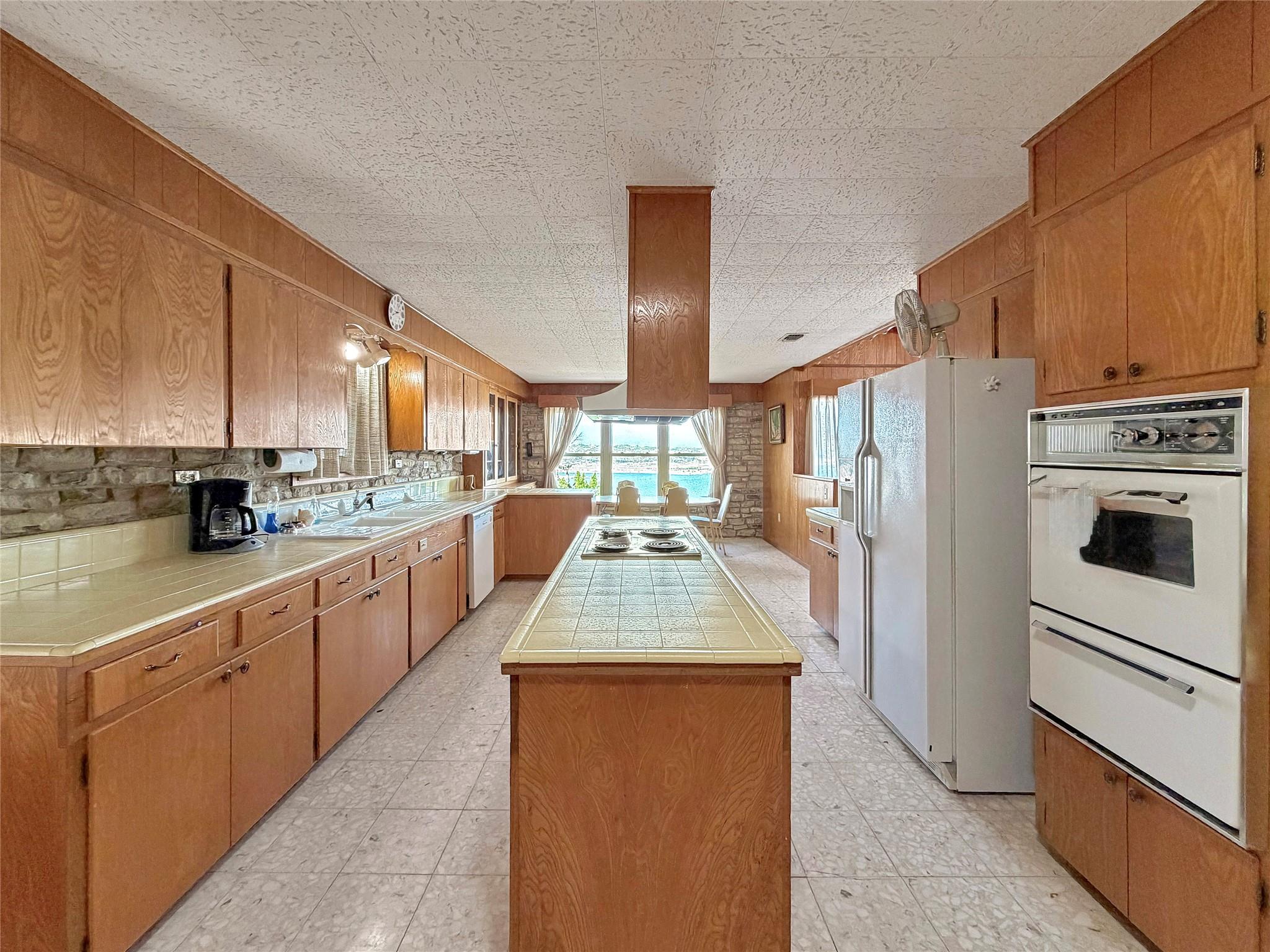 937 Hillcrest Frst, Canyon Lake, TX 78133