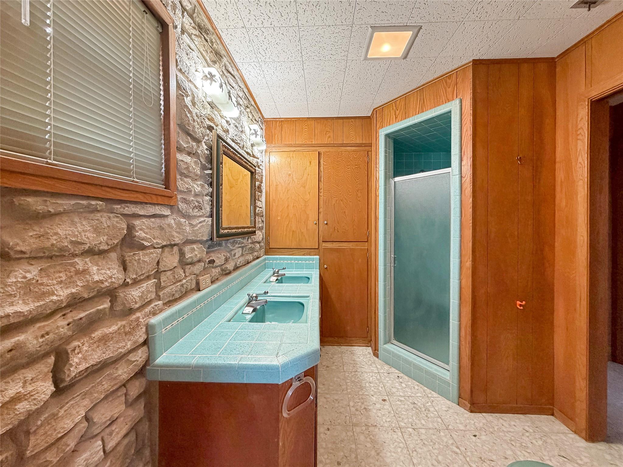 937 Hillcrest Frst, Canyon Lake, TX 78133