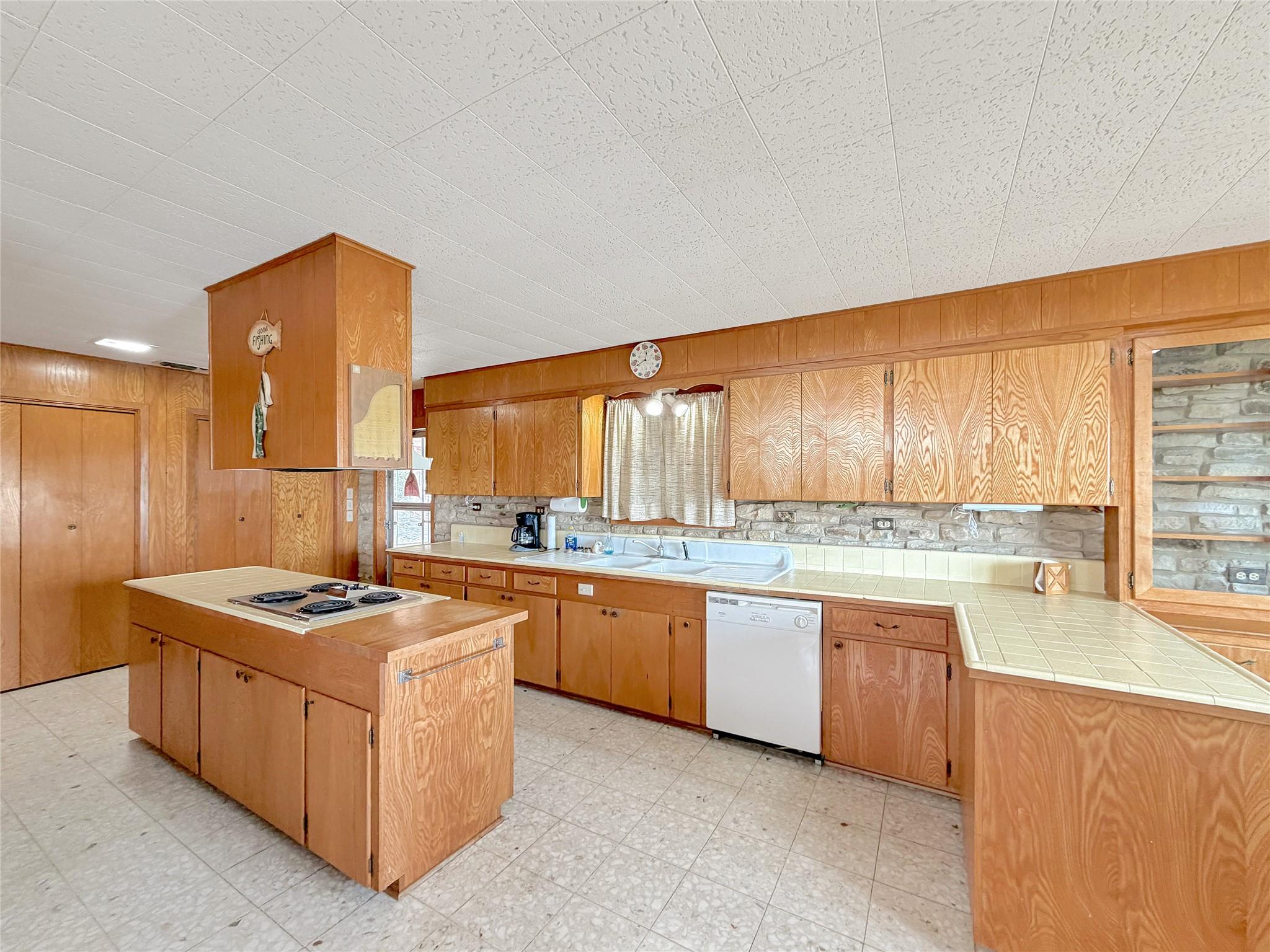 937 Hillcrest Frst, Canyon Lake, TX 78133