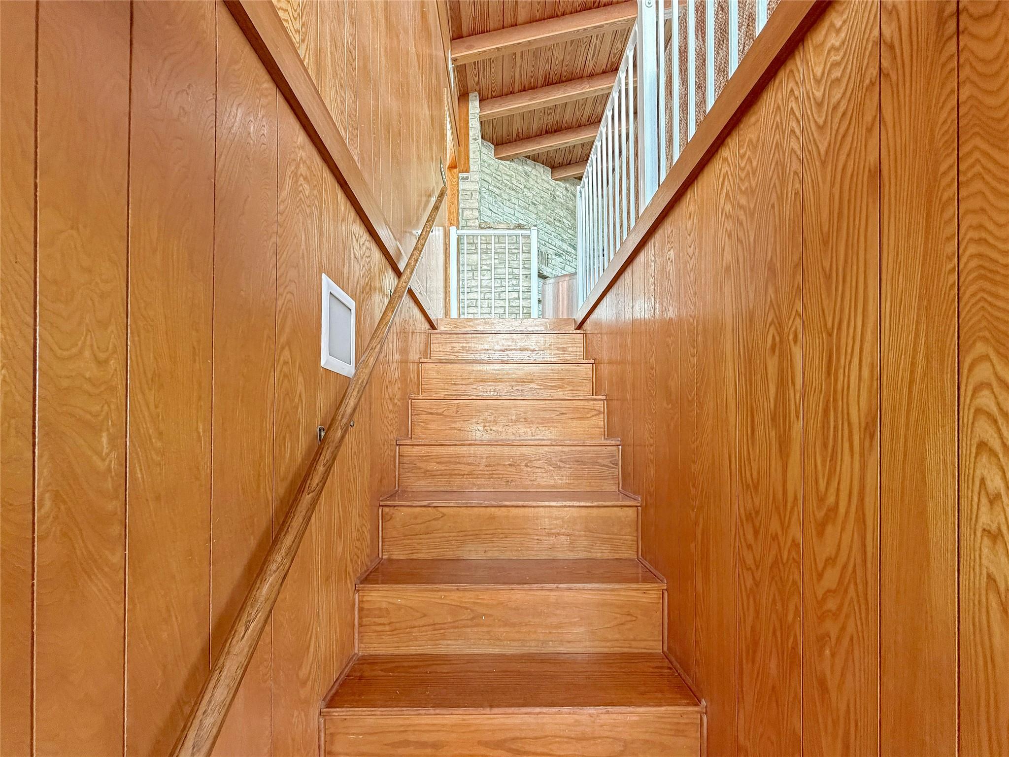 937 Hillcrest Frst, Canyon Lake, TX 78133