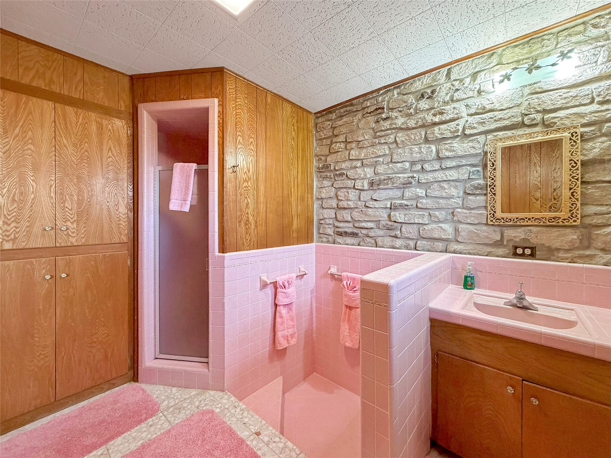 937 Hillcrest Frst, Canyon Lake, TX 78133