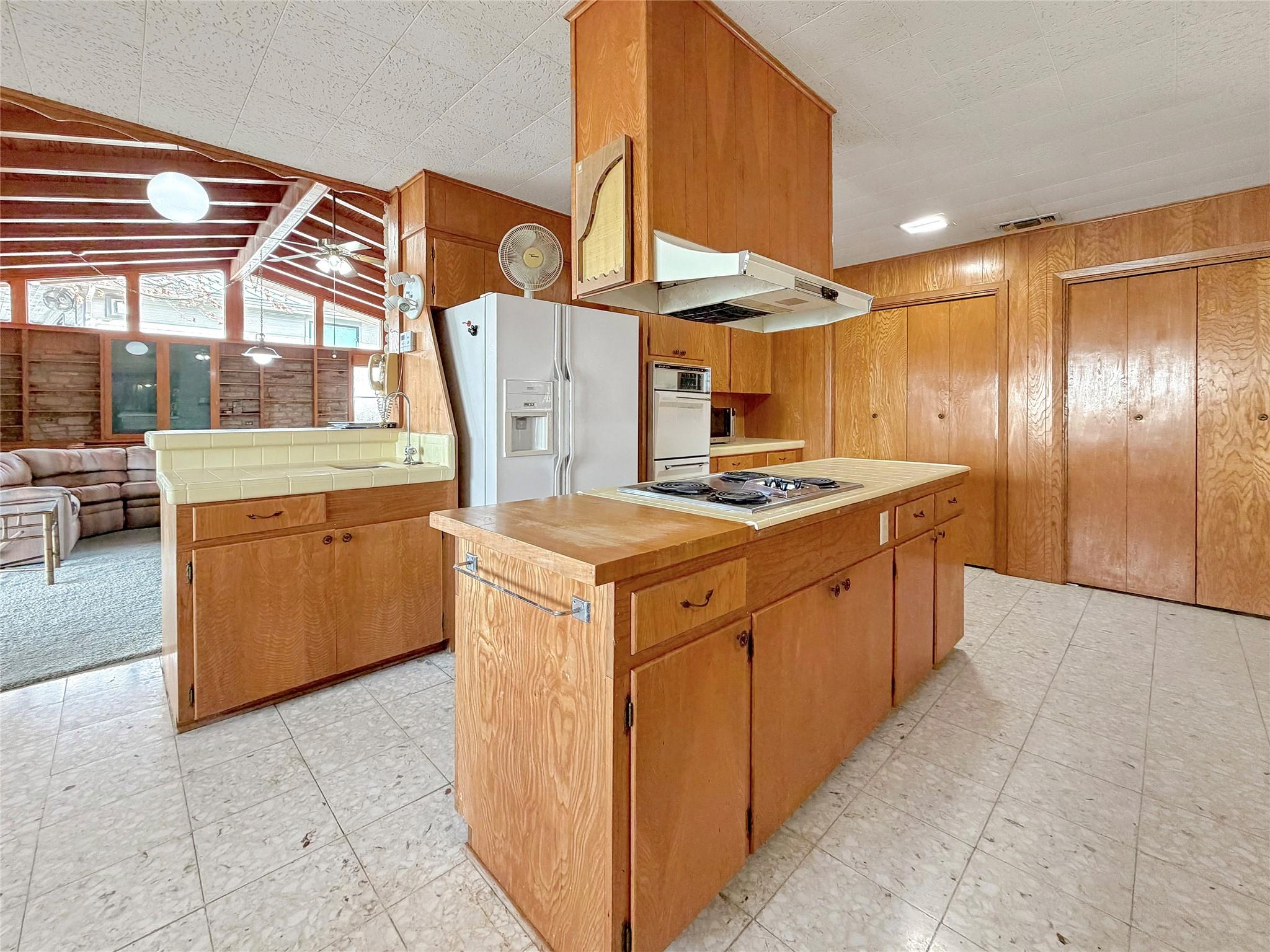 937 Hillcrest Frst, Canyon Lake, TX 78133