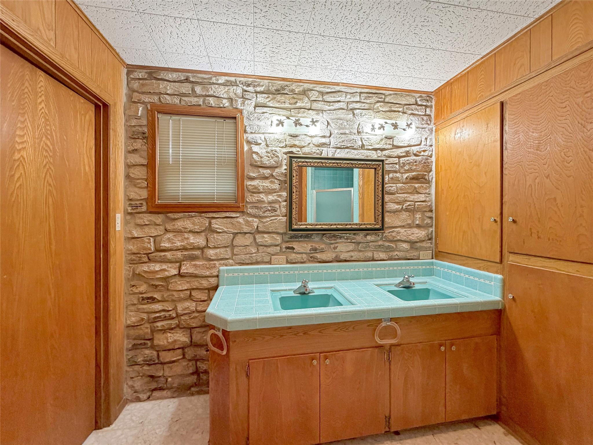 937 Hillcrest Frst, Canyon Lake, TX 78133