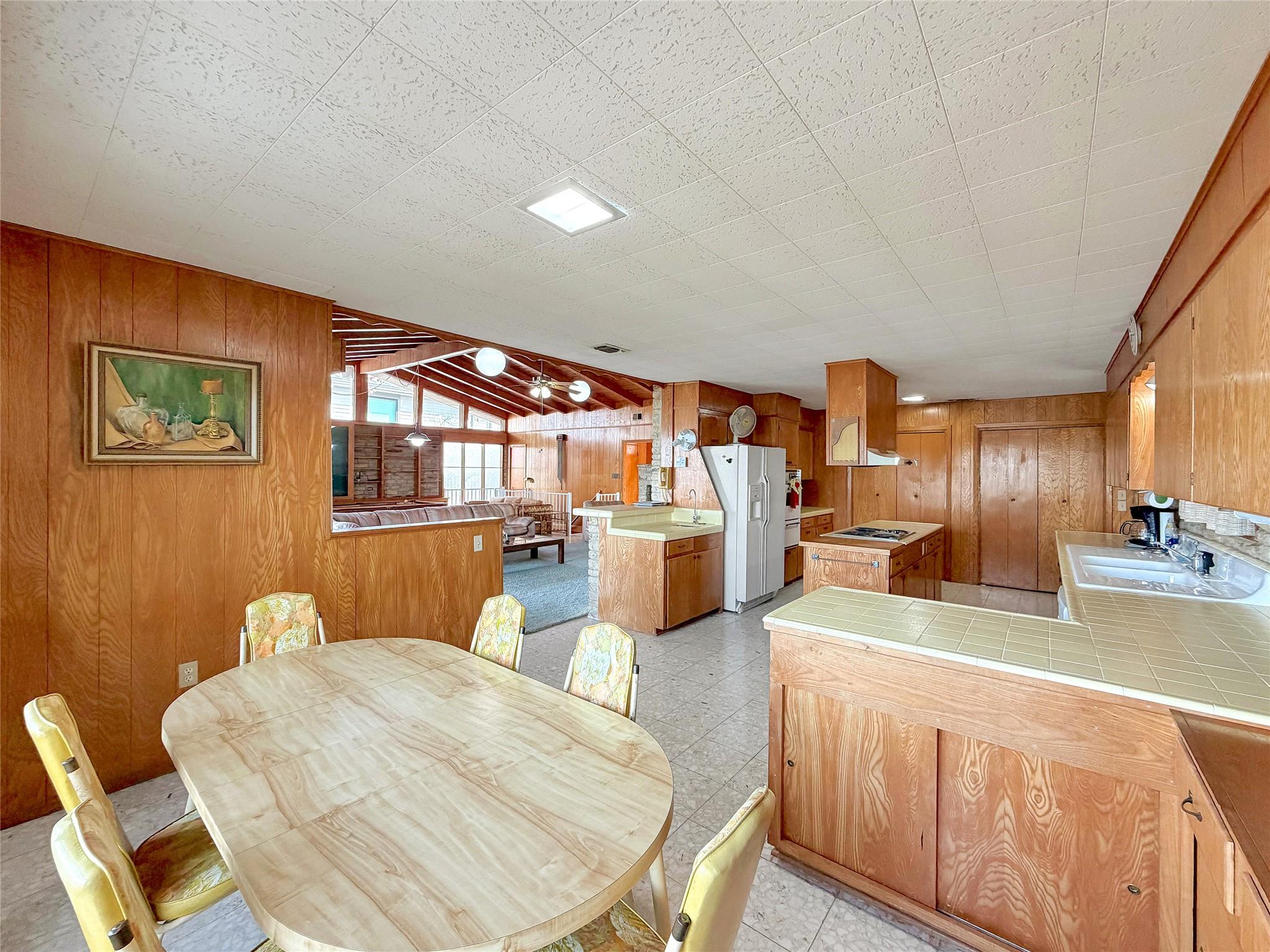 937 Hillcrest Frst, Canyon Lake, TX 78133