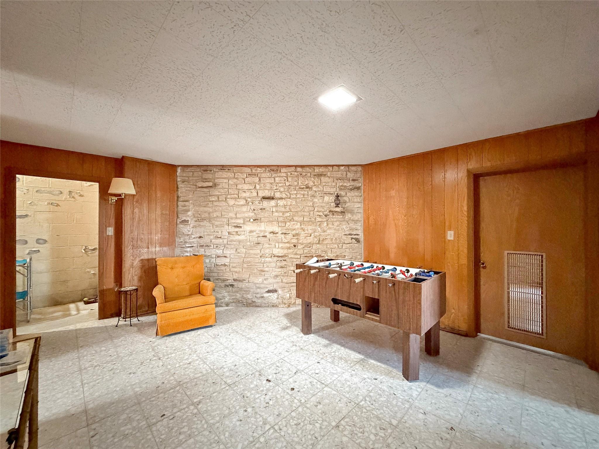 937 Hillcrest Frst, Canyon Lake, TX 78133