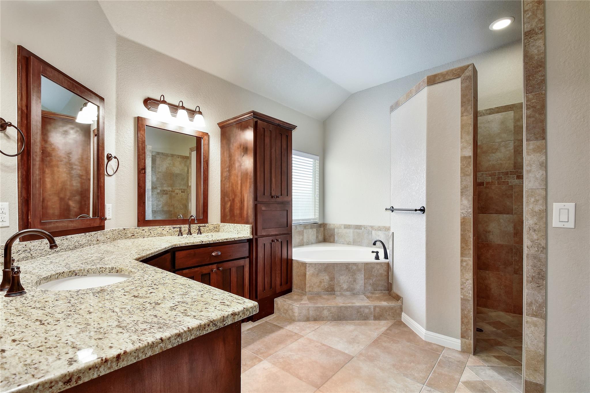 2281 Sungate Dr, New Braunfels, TX 78130