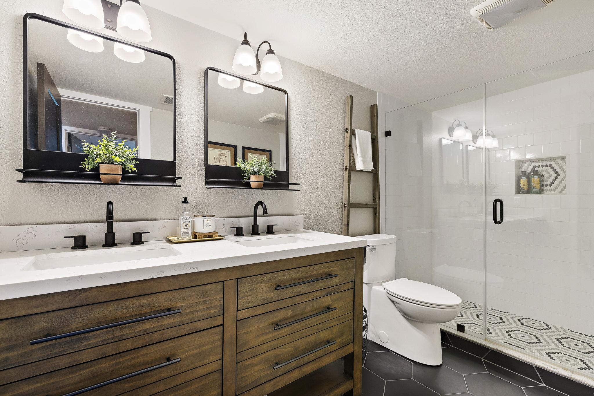 305 Venture Blvd S, Lago Vista, TX 78645