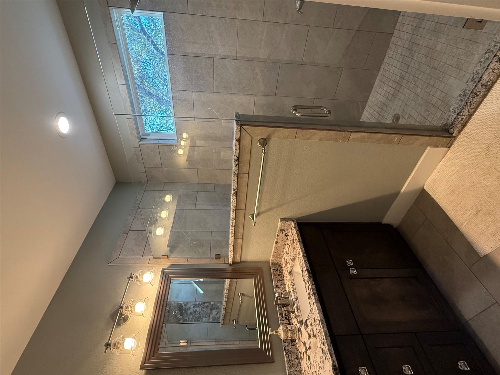 410 Summit Ridge Dr N, Point Venture, TX 78645