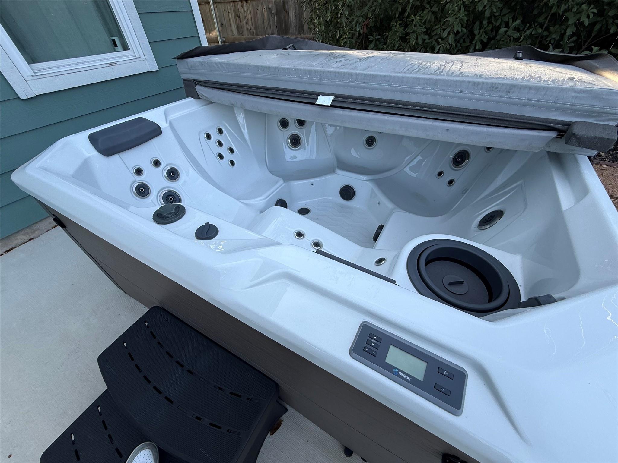 410 Summit Ridge Dr N, Point Venture, TX 78645