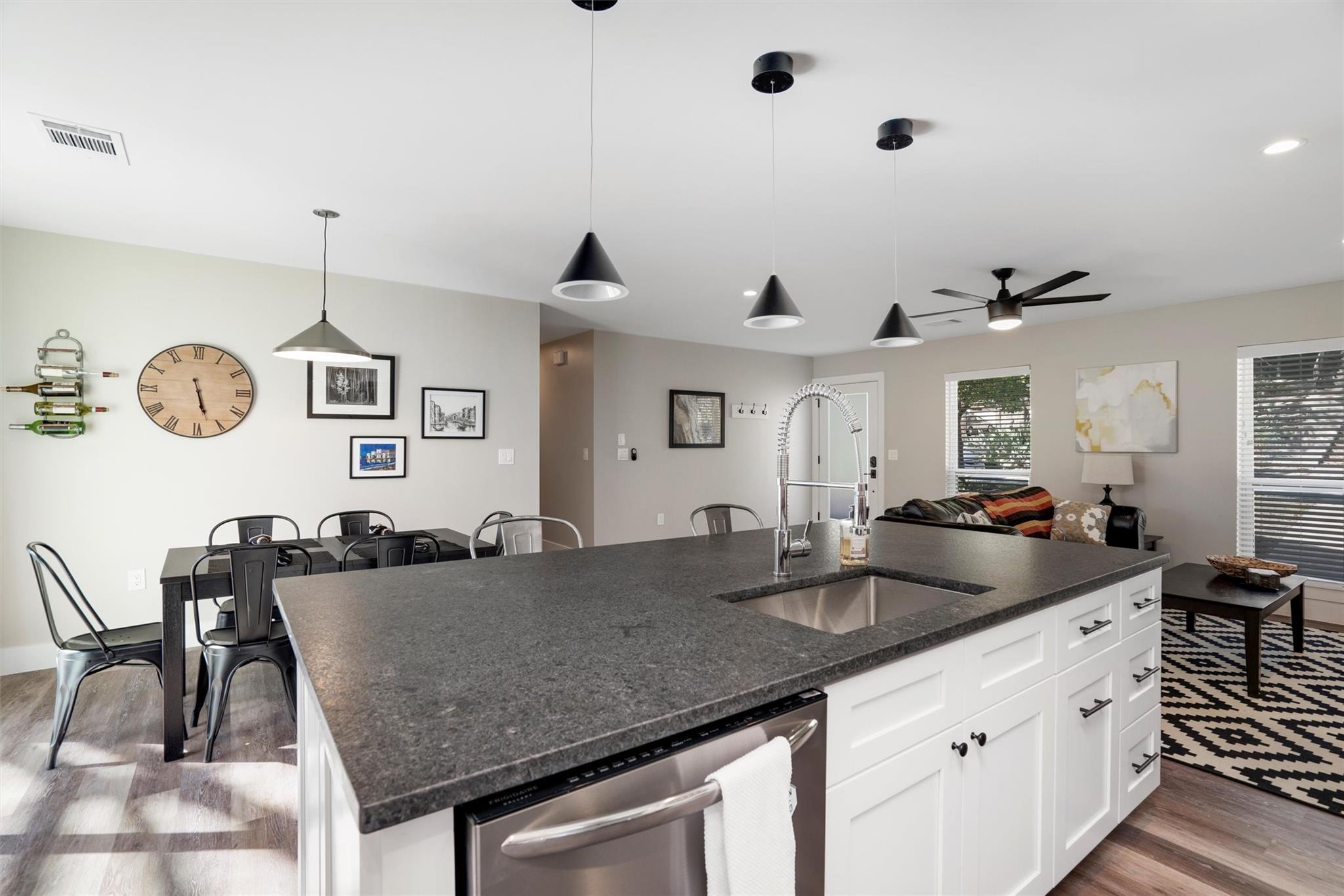 2613 Carnarvon Ln, Austin, TX 78704