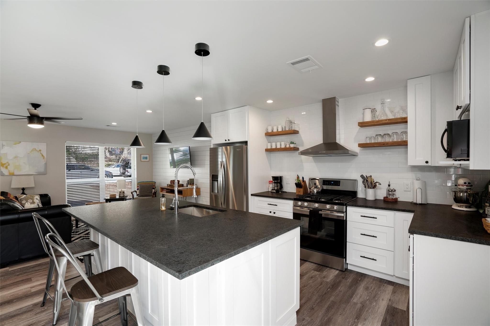 2613 Carnarvon Ln, Austin, TX 78704